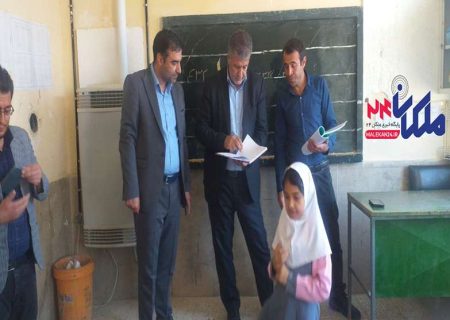 بازدید فرماندار ملکان از مدرسه روستای احمدآباد
