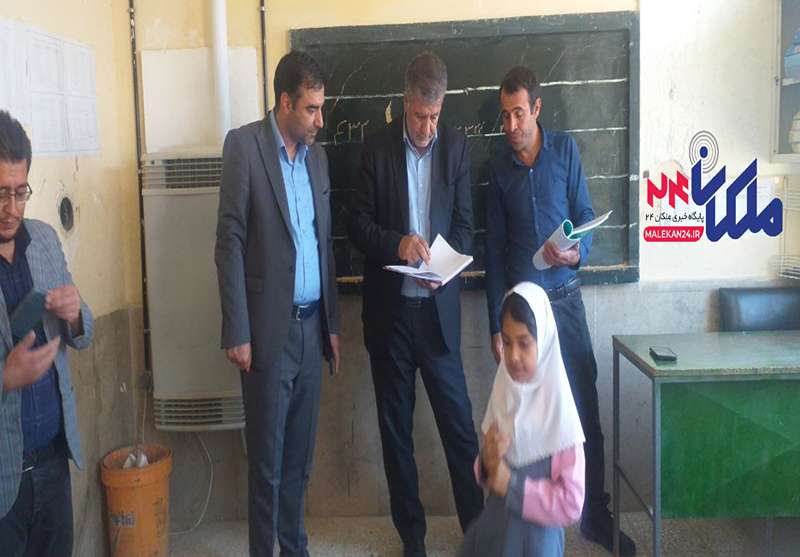 بازدید فرماندار ملکان از مدرسه روستای احمدآباد
