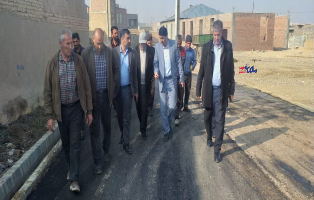 بازدید و نظارت فرماندار ملکان بر روند آسفالت ریزی معابر روستایی