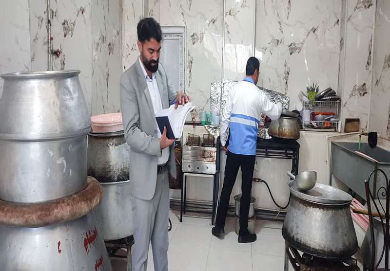 ادامه بازرسی های مشترک تیم بهداشت محیط و تعزیرات حکومتی در شهر ملکان