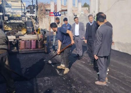 بازدید فرماندار و بخشدار مرکزی ملکان از پروژه آسفالت معابر روستای ملاسراب